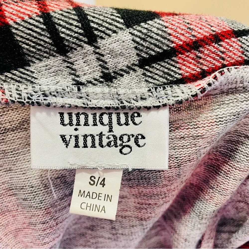 Unique Vintage Plaid V-Neck Women's Top - Red and Black Small